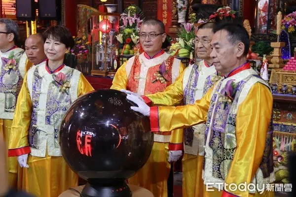 ▲台南土城香武陣登台演武同歡慶，全台最大「光明燈牆」啟燈點亮，正統鹿耳門聖母廟入火安座迄今42年，莊嚴雄偉、歷久彌新、彷若台版紫禁城。（圖／記者林東良翻攝，下同）