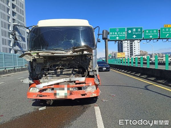 ▲▼台74線發生連環撞意外，6車撞在一起。（圖／民眾提供，下同）