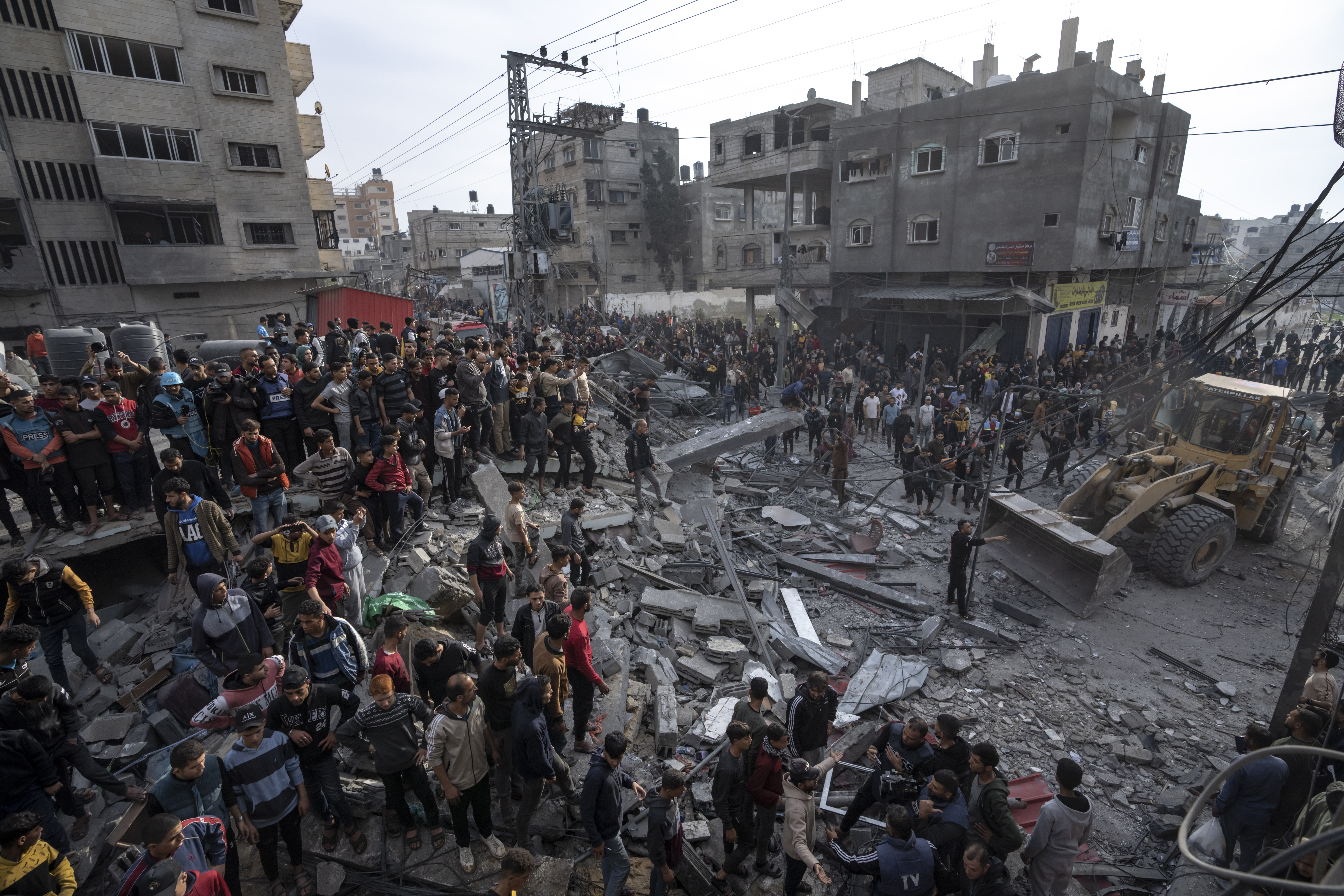 ▲▼以色列軍空襲摧毀加薩南部拉法的建築物，巴勒斯坦人在殘骸下尋找屍體與倖存者。（圖／達志影像／美聯社）