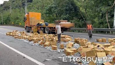 台9線「感冒糖漿」鋪滿路！大貨車貨物沒綁牢…一過彎就出事