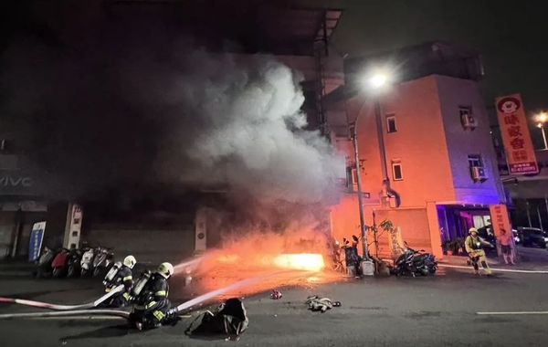 ▲▼高雄機車行起火！4人一度受困屋內　警消急用雲梯車救人。（圖／翻攝自記者爆料網）