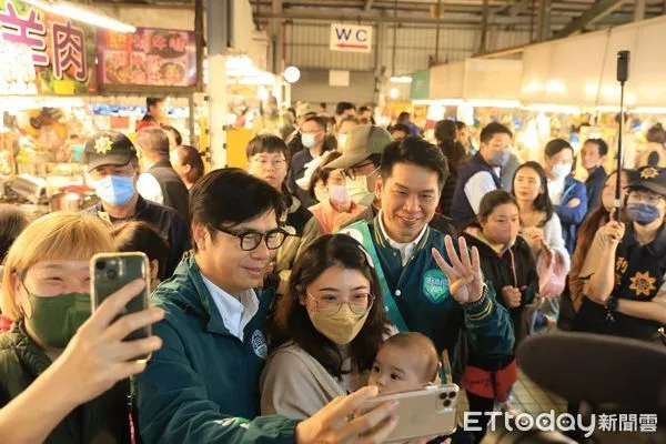 ▲▼高雄最強母雞陳其邁拉抬李柏毅，黃昏市場拜票…婆媽瘋狂了 。（圖／記者賴文萱翻攝）