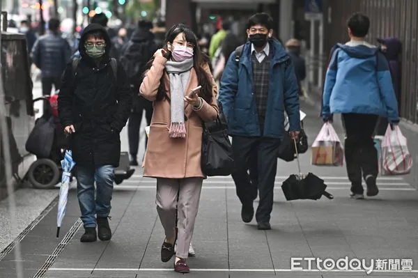 ▲寒流來襲，民眾想取暖的需求增加。圖為路人穿著厚重衣物示意畫面（圖／記者李毓康攝）