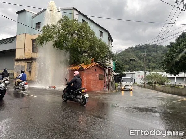 ▲▼曳引車撞斷消防栓             。（圖／記者戴上容翻攝）