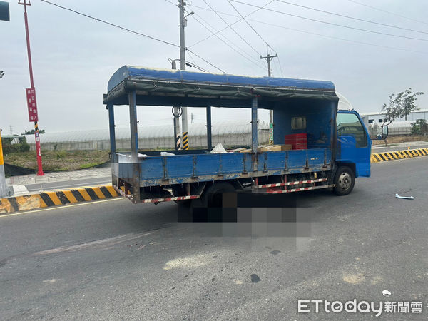 ▲▼嘉義新港小貨車路口撞上行人。（圖／記者翁伊森翻攝）