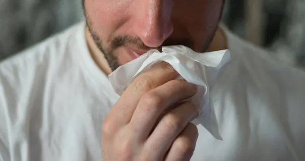 越南一名男子的鼻腔內長期有大量鼻涕，一經檢查才發現有百條活蛆在內。（示意圖／Unsplash）