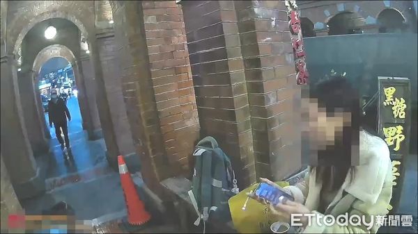 ▲香港籍女子來台旅遊兼車手，逛老街遭警方逮捕。（圖／記者陸運陞翻攝）