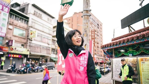 ▲▼蘇巧慧在樹林街頭問好拜票。（圖／翻攝臉書蘇巧慧）