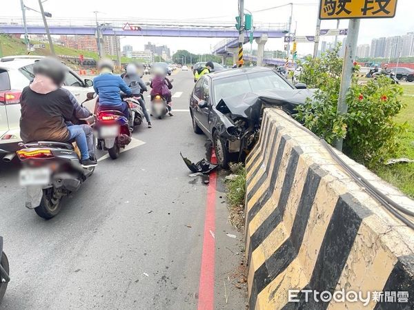 ▲▼小客車直接逆向撞水泥墩，駕駛詭異快步逃離現場，警方到場搜查車內並疏導交通             。（圖／記者陳以昇翻攝）