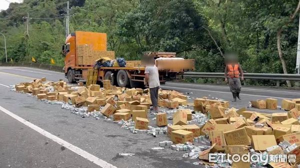 ▲▼台9線感冒藥水散落路面。（圖／民眾提供）