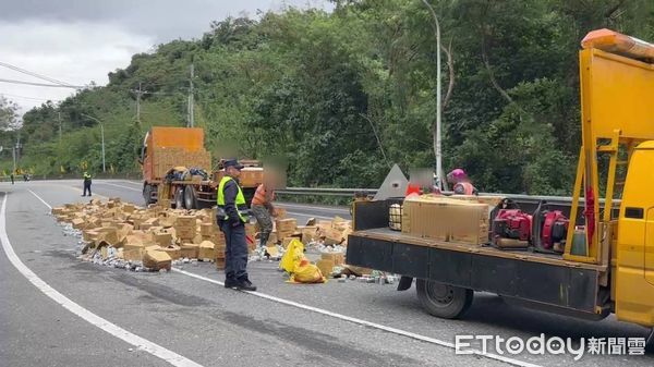 ▲▼台9線感冒藥水散落路面。（圖／民眾提供）