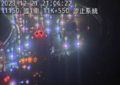 快訊／國道1號汐止段「廂型車翻覆」一家4口受困　警消急拆車搶救