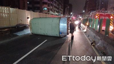 快訊／三重中山橋「小貨車翻覆」！側躺路中交通回堵　駕駛曝原因