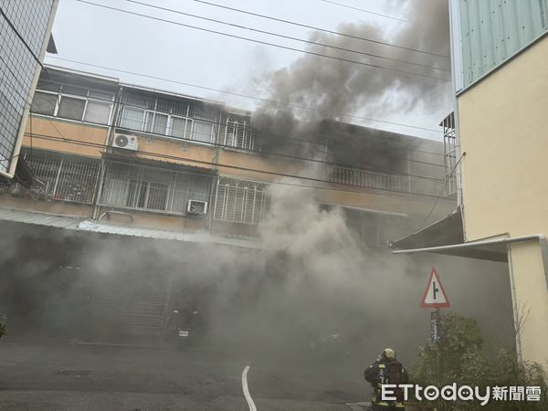 ▲台中太平一棟民宅火警，婦人躺地明顯死亡。（圖／民眾提供）