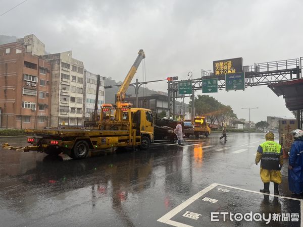 ▲▼             宜蘭縣蘇澳鎮蘇港路與興泰街口紅色轎車撞貨車。（圖／記者游芳男翻攝，下同）