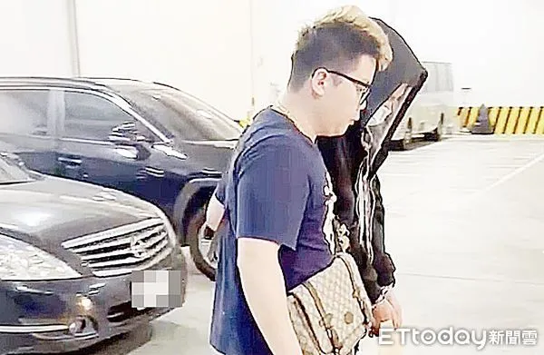 ▲桃園市李姓男子今年3月不滿寄宿老闆娘長期嫌棄，憤而怒推至水溝後雙手掐頸窒息死亡，圖為中壢警方將李男移送桃檢偵辦。（資料照／記者沈繼昌翻攝）