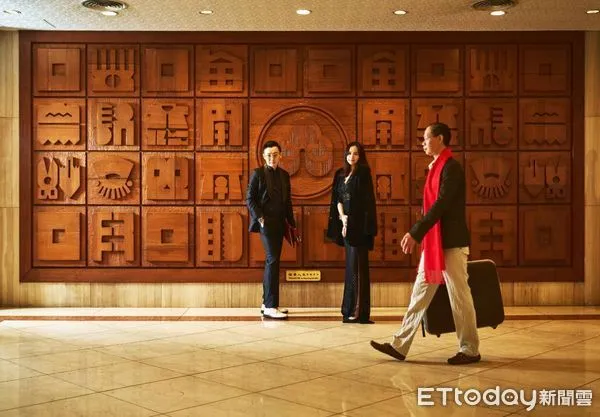 ▲版畫畫家廖修平為台北福華設計的木板壁畫「福華人生」。（圖/台北福華提供）