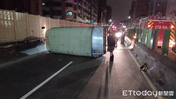 ▲三重中山橋交通事故，一輛小貨車翻覆側躺路中。（圖／記者陳以昇攝）