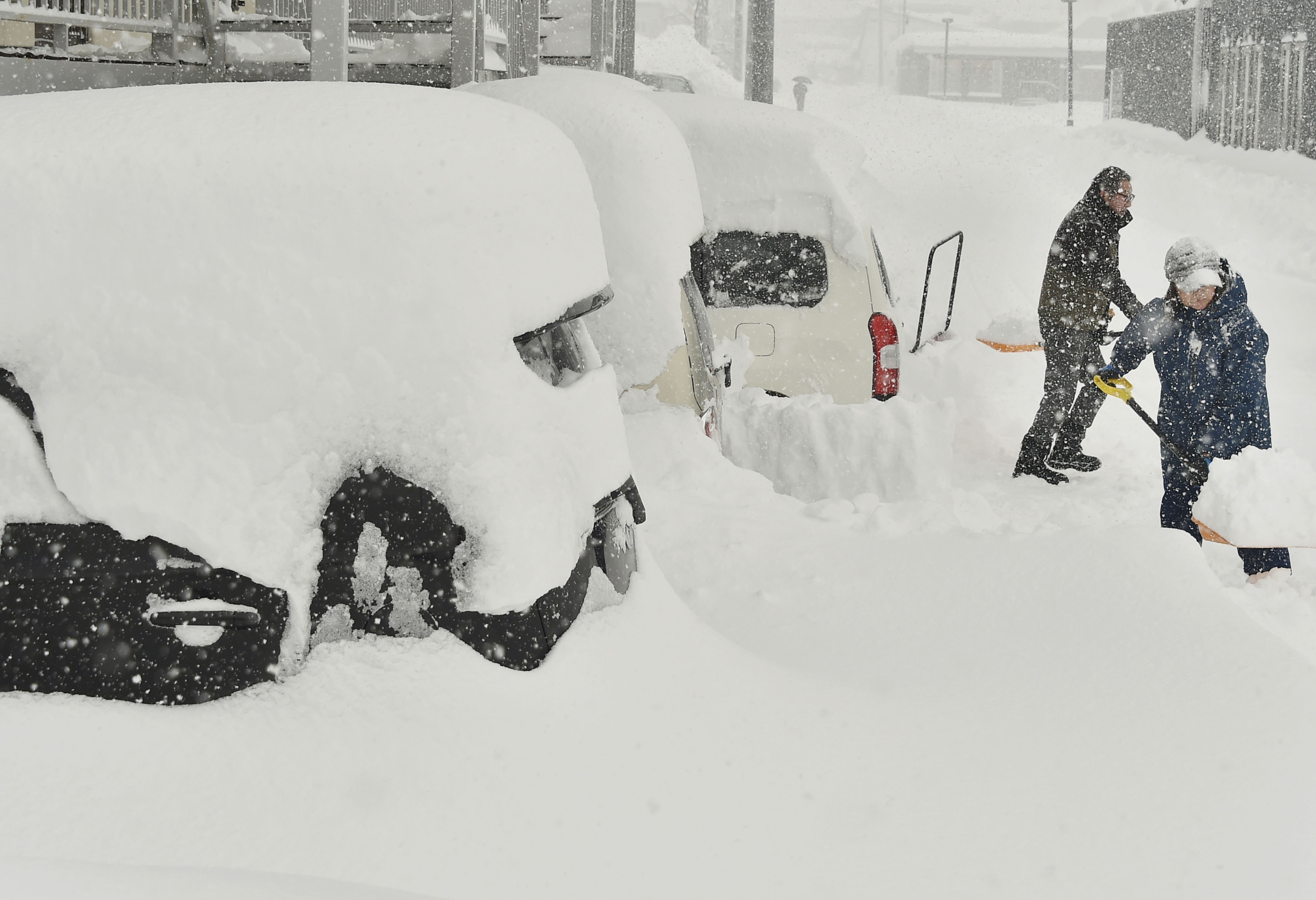 ▲▼北海道岩見澤市暴雪，汽車遭冰封。（圖／達志影像／美聯社）