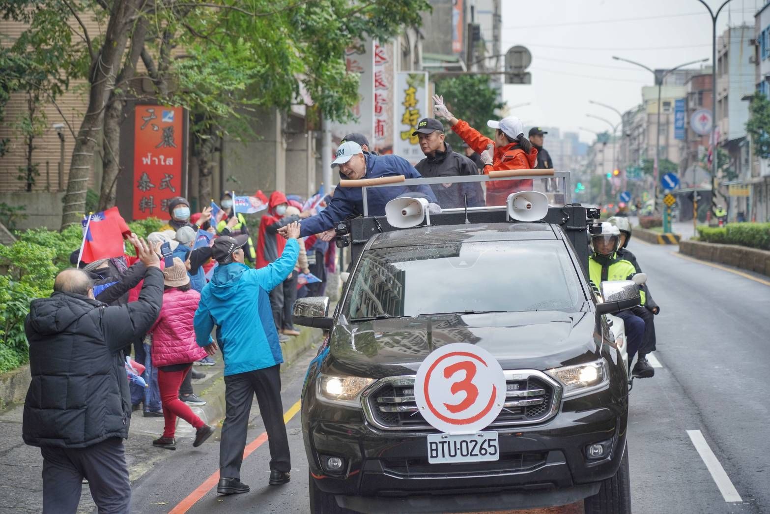 ▲▼國民黨總統候選人侯友宜陪同新北市第五選區立委候選人洪佳君在鶯歌車掃拜票。（圖／翻攝自Facebook／洪佳君）