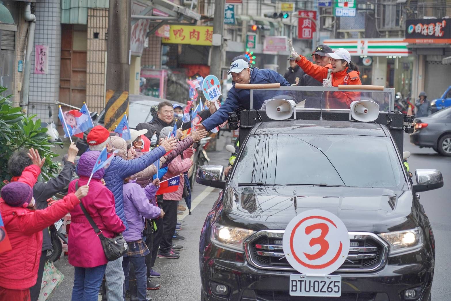 ▲▼國民黨總統候選人侯友宜陪同新北市第五選區立委候選人洪佳君在鶯歌車掃拜票。（圖／翻攝自Facebook／洪佳君）