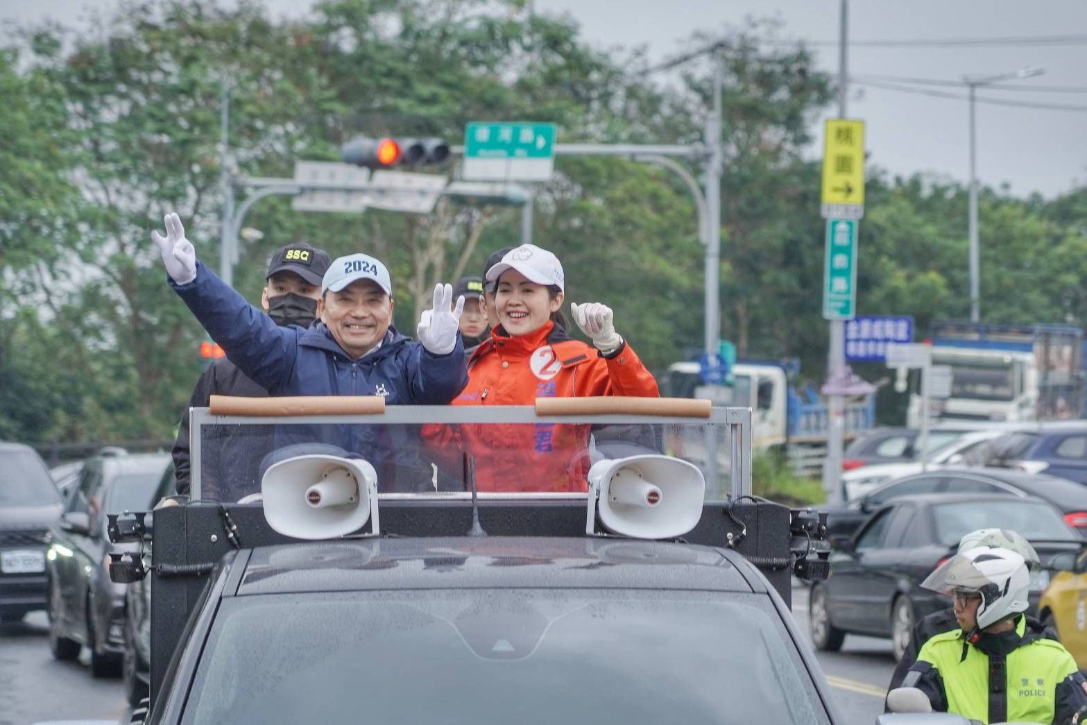 ▲▼國民黨總統候選人侯友宜陪同新北市第五選區立委候選人洪佳君在鶯歌車掃拜票。（圖／翻攝自Facebook／洪佳君）