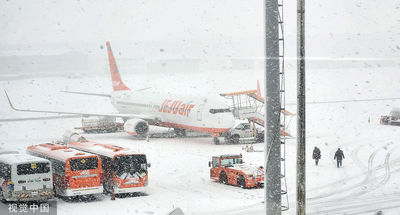 最強寒流極凍！濟州島大雪＋強風「機場癱瘓」　班機停飛乘客枯等