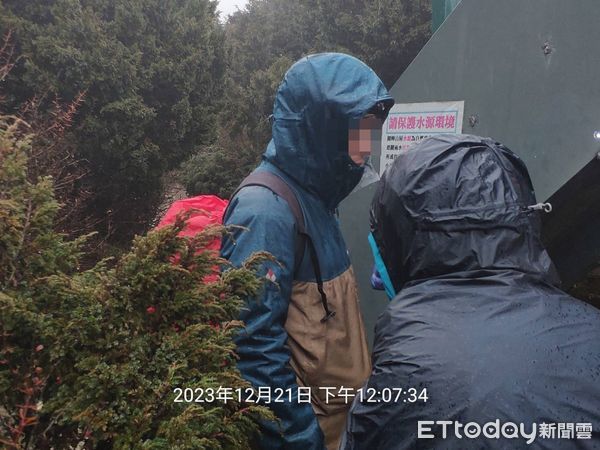 ▲▼     女山友登玉山南峰遭落石砸中，頭破手骨折        。（圖／記者高堂堯翻攝）