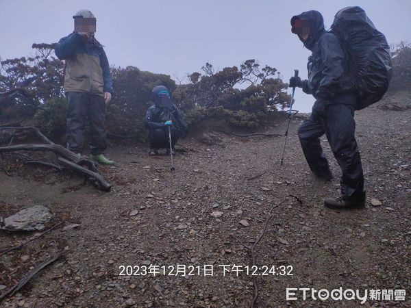 ▲▼     女山友登玉山南峰遭落石砸中，頭破手骨折        。（圖／記者高堂堯翻攝）