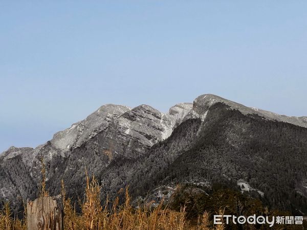 ▲▼山友22日上午７點在雪山東峰拍攝雪山，最左邊山頭為雪山主峰，已經有零星降雪。(張又方提供)（圖／張又方提供）