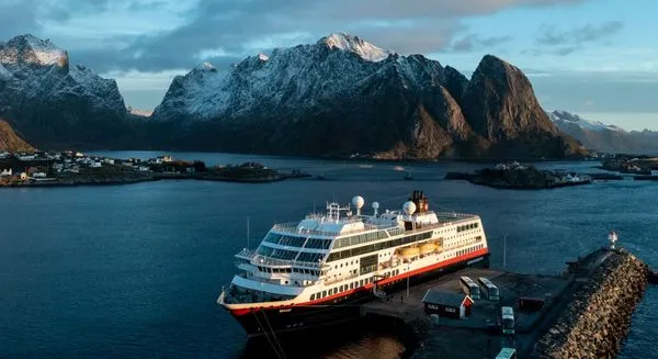 ▲▼挪威海達路德集團（Hurtigruten Group）一艘郵輪「莫德號」（MS Maud）在北海失去動力。（圖／翻攝自hurtigruten.com）