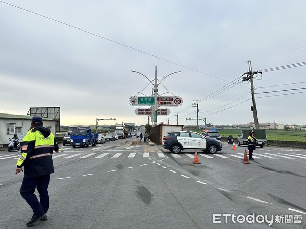 ▲一名許姓男子22日清晨駕駛一部大貨車自撞交通號誌桿，導致號誌桿倒榻及車輛翻覆，影重影響車輛通行，三分局派員查處進行事故排除。（圖／記者林東良翻攝，下同）