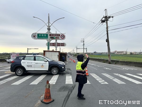 ▲一名許姓男子22日清晨駕駛一部大貨車自撞交通號誌桿，導致號誌桿倒榻及車輛翻覆，影重影響車輛通行，三分局派員查處進行事故排除。（圖／記者林東良翻攝，下同）