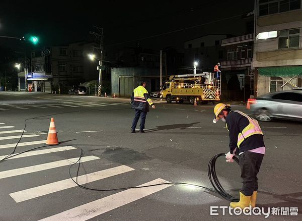 ▲▼張男昨晚(21號)駕駛營業曳引車載運鴿舍，行經路竹區一處路口時，因裝載鴿舍過高，不慎勾斷市警局監視器電線。（圖／記者吳世龍翻攝）