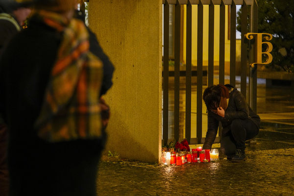 ▲▼捷克首都布拉格21日槍擊案，查理大學（Charles University）一名24歲男大生在校園內開槍，造成至少14人死亡、25人受傷。（圖／達志影像／美聯社）