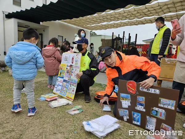 ▲台南市消防局第四大隊新市分隊與新市區公所及南科樂芙幼兒園攜手合作，安排消防員進入幼兒園宣導防火防災知識，藉由遊戲互動及發送禮物的方式進行宣導。（圖／記者林東良翻攝，下同）