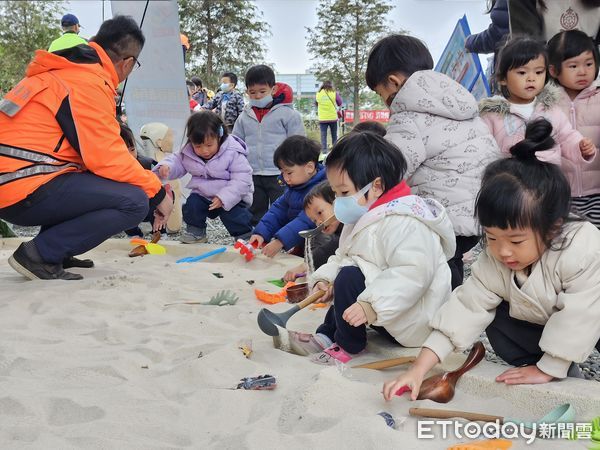 ▲台南市消防局第四大隊新市分隊與新市區公所及南科樂芙幼兒園攜手合作，安排消防員進入幼兒園宣導防火防災知識，藉由遊戲互動及發送禮物的方式進行宣導。（圖／記者林東良翻攝，下同）