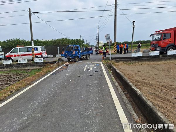 ▲台南市麻豆區寮廍里寮子廍附近道路，發生2台小貨車疑似十字路口對撞，其中1名約70歲男子受困車上，消防員破壞車體協助脫困送醫。（圖／民眾提供，下同）