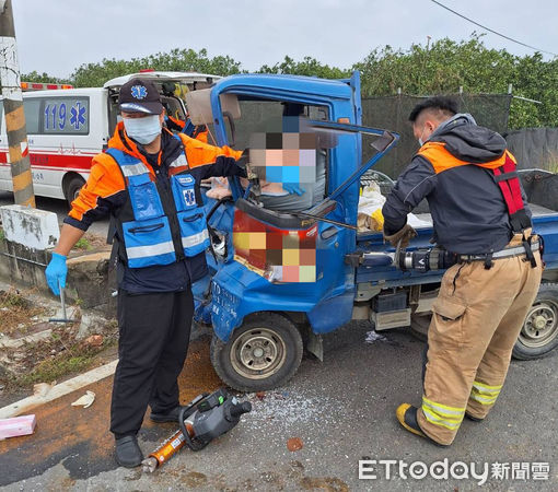 ▲台南市麻豆區寮廍里寮子廍附近道路，發生2台小貨車疑似十字路口對撞，其中1名約70歲男子受困車上，消防員破壞車體協助脫困送醫。（圖／民眾提供，下同）