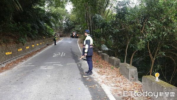 ▲▼嘉義轎車衝墜邊坡釀2死。（圖／記者翁伊森翻攝）