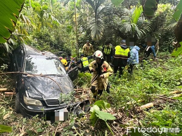 ▲▼嘉義轎車衝墜邊坡釀2死。（圖／記者翁伊森翻攝）