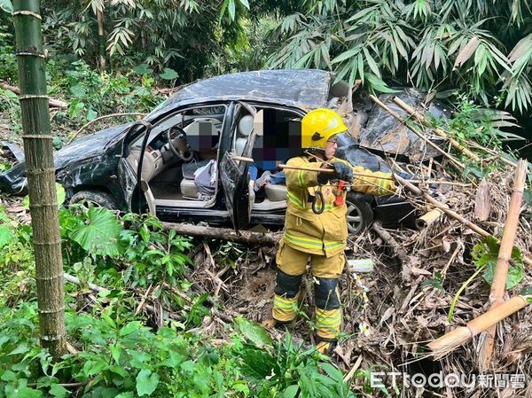 ▲▼嘉義轎車衝墜邊坡釀2死。（圖／記者翁伊森翻攝）