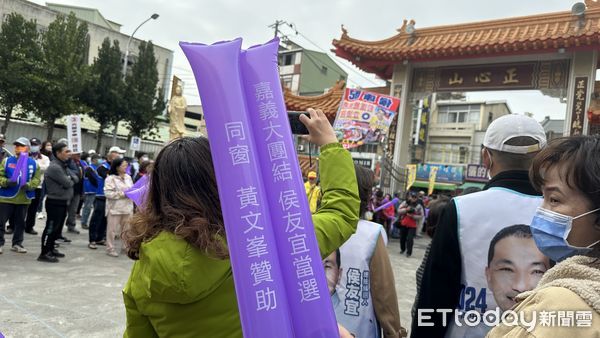 ▲▼ 前民進黨省諮議員黃文峯自製加油棒，力挺小學同學侯友宜。（圖／記者崔至雲攝）