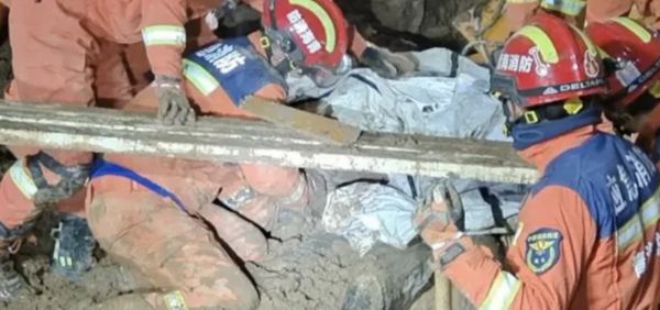 ▲救災人員在青海地震災區挖出一家五口。（圖／翻攝新民晚報）