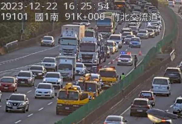 ▲▼ 快訊／國1北上竹北交流道「3車追撞」！　車流回堵6公里。（圖／高速公路1968）
