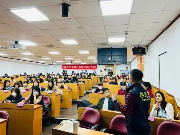 ▲移民署桃園站進入校園向外籍生宣導反詐