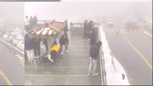 ▲▼合歡山下雪。（圖／即時影像監視器）