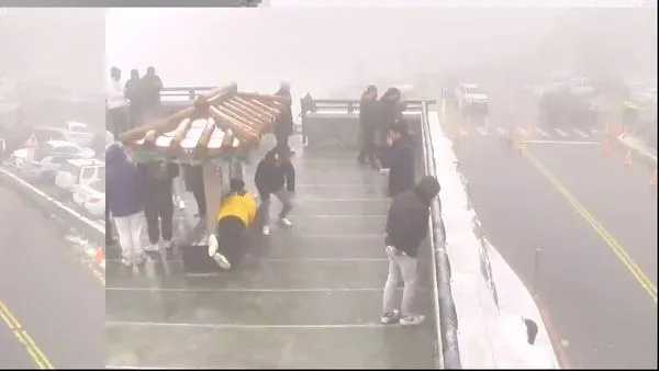 ▲▼合歡山下雪。（圖／即時影像監視器）