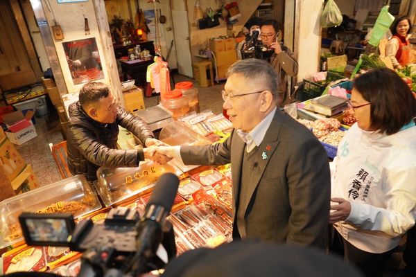 ▲▼柯文哲到桃園山仔頂市場掃街。（圖／民眾黨提供）