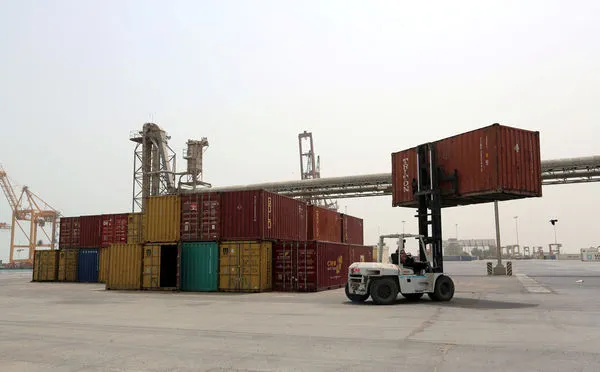 ▲▼葉門位於紅海的港口荷台達（Hodeidah）2018年6月24日堆高機載運貨櫃作業。（圖／路透）